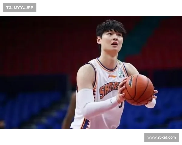 王哲林陷犯规困扰仍抢关键篮板展现上海男篮内线支柱核心价值